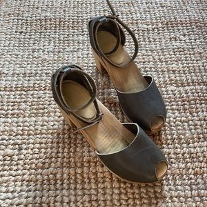 Bryr ankle strap peep toe clog